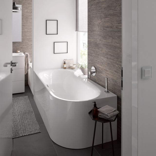 Bette Lux Oval Silhouette Eck-Badewanne mit Verkleidung Wanne weiß, mit BetteGlasur Plus, Ablaufgarnitur chrom, +5 cm, mit Wassereinlauf