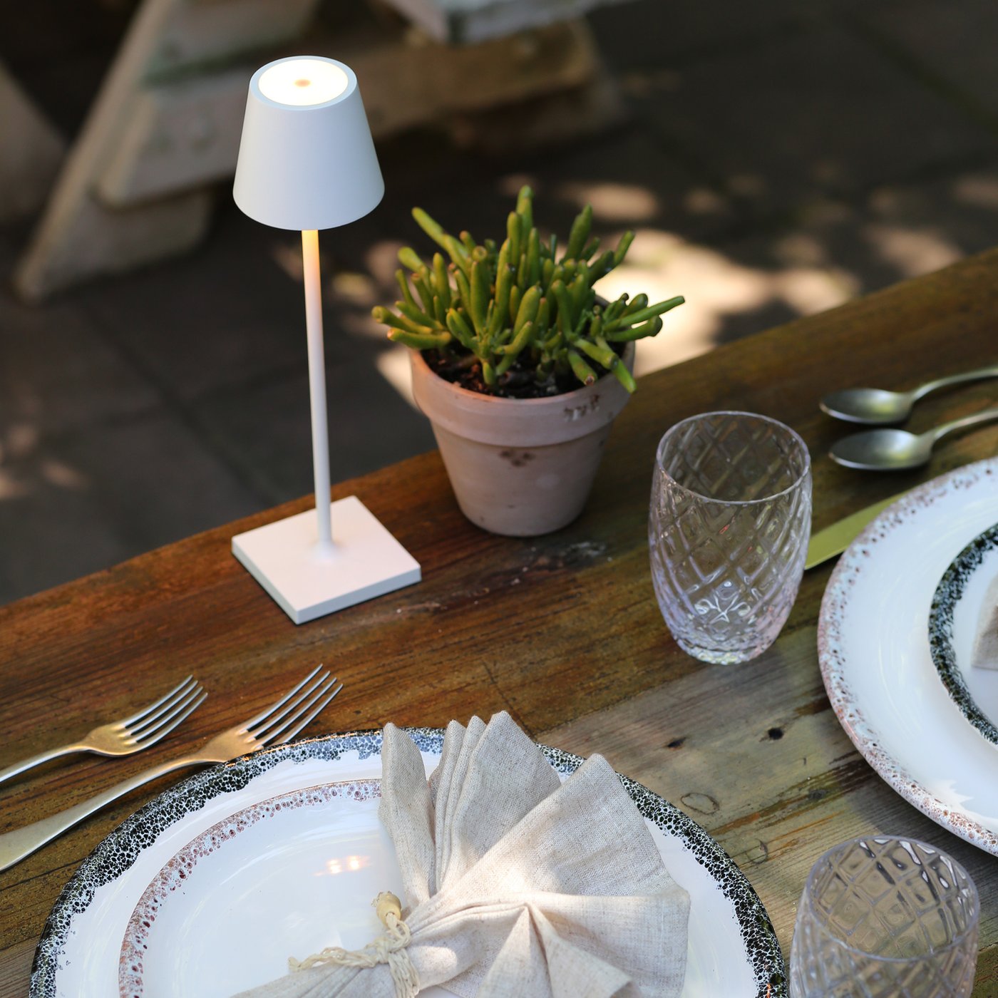 Zafferano, Poldina Pro avec Cover, Lampe de Table Rechargeable et Sans Fil avec Contrôle Tactile, Lampe d'Extérieur, Dimmer 2200-3000 K, Hauteur 38 cm, Couleur Blanc - Jaune Citrons
